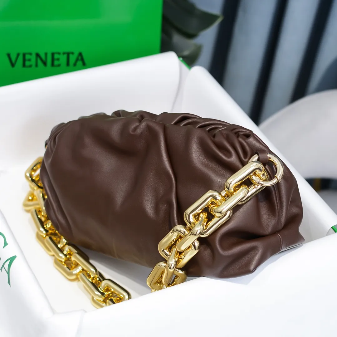 2020 new products will continue to upgrade the cloud bag to the вoттega veneтa chain cloud bag. It is still developed with imported original leather as standard. This hardware chain needs to be light on the upper body and can only be made of all-steel material. It is made of hollowed metal. You don’t have to worry about its weight. Major celebrity fashion bloggers have used it to attend fashion shows. Who can resist the charm of this large gold chain [smile] Style number: 6708# Size: 30*16*12
